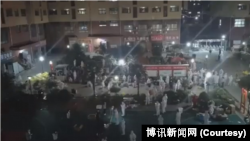 资料照 - 富士康在河南郑州的苹果代工厂工人因新冠病毒疫情逃出被封的厂区。（2022年10月29日）
