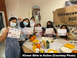 អ្នកស្ម័គ្រចិត្ត​និង​អ្នកធ្វើការនៃ​សមាគម​សកម្មភាព​យុវនារី​ខ្មែរ (Khmer Girls in Action) ចូល​រួមយុទ្ធនាការ​ជំរុញ​អ្នកបោះឆ្នោត ដោយ​ប្រើ​គំនូរ​ផ្ទាំង​ពណ៌ និងយុទ្ធនាការ​តាម​ទូរស័ព្ទ​រយៈពេល​៣​ម៉ោង​ក្នុង​មួយ​ថ្ងៃ​ទៅ​បញ្ចុះ​បញ្ចូល​អ្នក​បោះឆ្នោត​ជា​មធ្យម​ជិត​៣០០​នាក់​ក្នុង​មួយ​ថ្ងៃ។ យុទ្ធនាការ​នេះ​បាន​ចាប់ផ្តើម​ពី​ថ្ងៃទី១១​ខែតុលា​ហើយ​នឹង​បន្ត​រហូត​ដល់​ថ្ងៃ​បោះឆ្នោត។ (រូបផ្តល់​ឱ្យ​ដោយ Khmer Girls in Action)