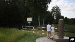 FILE - Perbatasan Polandia, Lithuania, dan Oblast Kaliningrad Rusia, di Zerdziny, Polandia, 7 Juli 2022. Menteri pertahanan Polandia memerintahkan pembangunan penghalang sementara di sepanjang perbatasan dengan Eksklave Rusia Kaliningrad. (AP/Michal Dyjuk)