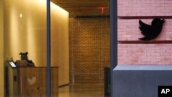 ARHIVA - Kancelarije kompanije Tviter u Njujorku (Foto:/Mary Altaffer)