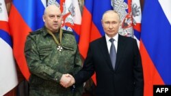 ARHIVA - Ruski predsjednik Vladimir Putin rukuje se sa generalom Sergejom Surovikinom (Foto: Mikhail KLIMENTYEV / POOL / AFP)