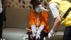 Maria Pauline Lumowa, buron kasus pembobolan BNI yang baru saja diekstradisi dari Serbia, diperiksa suhu tubunya saat tiba di Bandara Soekarno-Hatta, Kamis, 9 Juli 2020. (Foto: Kemenkumham)