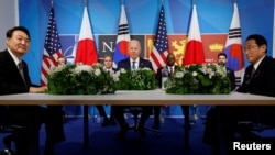 រូបឯកសារ៖ ប្រធានាធិបតី​​អាមេរិក​លោក Joe Biden (កណ្ដាល) ប្រធានាធិបតី​កូរ៉េខាងត្បូង​លោក Yoon Suk-yeol (ឆ្វេង) និង​នាយករដ្ឋមន្ត្រី​ជប៉ុនលោក Fumio Kishida ជួប​គ្នា​ក្នុង​អំឡុងពេល​នៃ​កិច្ចប្រជុំ​កំពូល​អង្គការ​អូតង់​នៅ​ទីក្រុង​ម៉ាទ្រីឌ ប្រទេស​អេស៉្បាញ ថ្ងៃទី ២៩ ខែមិថុនា ឆ្នាំ២០២២។ 