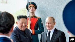 Presiden Rusia Vladimir Putin, kanan, dan pemimpin Korea Utara Kim Jong Un berjabat tangan saat pertemuan mereka di Vladivostok, Rusia, pada 25 April 2019. (Foto: via AP)