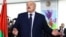 Bjeloruski predsjednik Aleksandar Lukašenko glasa na izborima u Minsku (Foto: REUTERS/Evgenia Novozhenina)