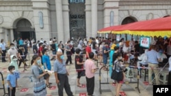 中国福建厦门居民排队接受新冠核酸检测。（2021年9月14日）