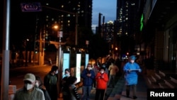 上海居民排队进行新冠病毒核酸检测。（2022年4月9日）