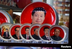 2018年3月1日，北京天安门广场旁边的一家商店出售的中国领导人纪念盘，画面上有三个盘子上有习近平肖像，还有毛泽东、邓小平、江泽民、胡锦涛纪念盘各一个。新书《一个时代的结束》的作者认为，邓小平将中国带出毛时代的数十年改革进程结束了，他担心习近平会回到毛泽东时代的专制老路。