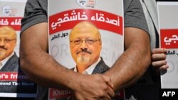 Sahabat dan pendukung jurnalis Jamal Khashoggi, yang tewas akibat dibunuh di Konsulat Saudi di Istanbul, memperingati 2 tahun kematian jurnalis itu di depan Konsulat Saudi di Istanbul, Turki 2 Oktober 2020 lalu (foto: ilustrasi).