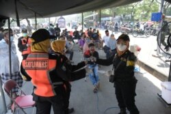 Warga mengantre untuk menjalani tes usap (swap) COVID-19 sebelum masuk wilayah Surabaya. (Foto: Humas Pemkot Surabaya)