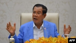 រូបឯកសារ៖ លោក​នាយករដ្ឋមន្ត្រី​ ហ៊ុន សែន ថ្លែង​ទៅ​កាន់​អ្នក​សារព័ត៌មាន ក្នុង​អំឡុងពេល​ធ្វើ​សន្និសីទ​សារព័ត៌មាន​មួយ​នៅ​វិមាន​សន្ដិភាព រាជធានី​ភ្នំពេញ ថ្ងៃទី៧ ខែមេសា ឆ្នាំ២០២០។