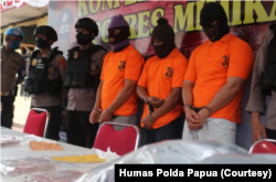Tiga tersangka sipil pembunuhan dan mutilasi dihadirkan di Polres Mimika, 30 Agustus 2022. (Foto: Courtesy/Humas Polda Papua)