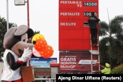 Pekerja SPBU Pertamina mengubah harga BBM usai pengumuman kenaikan harga BBM di Bekasi. (Foto: REUTERS/Ajeng Dinar Ulfiana)