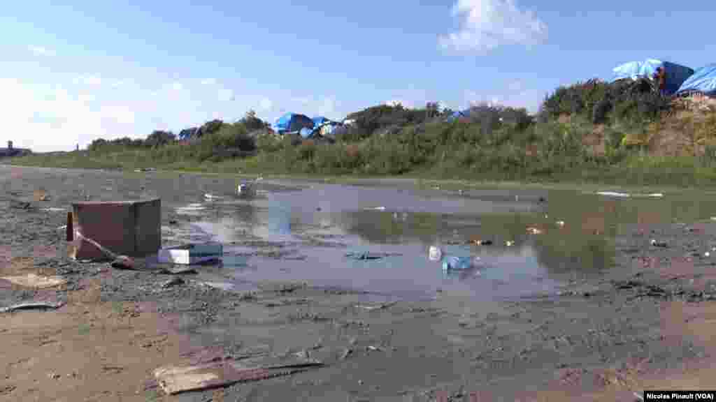 Wannan sansanin yana&nbsp; wani&nbsp; wurin dake da&nbsp; ambaliya&nbsp; ne&nbsp; a&nbsp; wajen birnin Calais dake arewacin Faransa 10/13/15