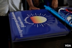 ស្លាកសញ្ញាគណបក្សសង្គ្រោះជាតិ ត្រូវបានត្រៀមទុកនៅឯទីស្នាក់ការកណ្ដាលគណបក្សសម្រាប់យុទ្ធនាការឃោសនាបោះឆ្នោតឃុំសង្កាត់ នៅខែឧសភា ឆ្នាំ២០១៧នេះ ក្នុងរាជធានីភ្នំពេញ នៅថ្ងៃទី១៩ ខែឧសភា ឆ្នាំ២០១៧។ (អូន ឆេងប៉រ/VOA)