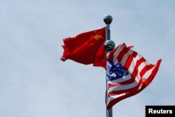 Bendera China dan AS berkibar di dekat Bund, sebelum delegasi perdagangan AS bertemu dengan rekan-rekan China mereka untuk mengadakan pembicaraan di Shanghai, Cina 30 Juli 2019. (Foto: Reuters / Aly Son)