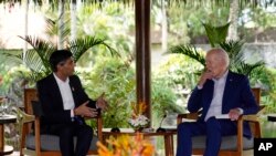 Britanski premijer Riši Sunak i američki predsednik Džo Bajden razgovaraju na marginama samita G20, u sredu, 16. novembra 2022. na Baliju u Indoneziji.