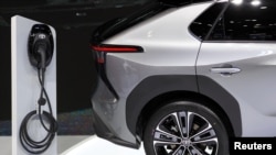 Mobil listrik buatan Toyota Motor dipamerkan di Bangkok International Motor Show, Bangkok, Thailand, 30 Maret 2022. (Foto: Soe Zeya Tun/Reuters)