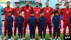 Iranski fudbaleri slušaju himnu uoči meča sa Engleskom, na Svjetskom prvenstvu u Kataru (Foto: AFP/Fadel Senna)