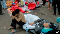 印尼西爪哇省席安约镇一家医院外的地震幸存者在输液。（2022年11月21日）