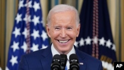 Foto Achiv: Prezidan Joe Biden Souri pandan lap pale nan Sal a Manje Ofisyel Lamezonblanch la, 9 Nov. 2022.