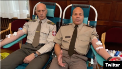 Komandant Nacinalne garde Ohaja general Džon Haris daje krv zajedno sa generalom Vojske Srbije Miroljubom Čupićem, u sklopu akcije davanja krvi u znak sećanja na napad na SAD 11. septembra, u Crvenom krstu Srbije, 9. septembra 2022. (Foto: Tviter nalog Ambasade SAD, skrinšot)