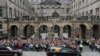 Massa memadati jalanan Kota Edinburgh untuk menyaksikan iring-iringan yang membawa peti jenazah Ratu Elizabeth II ketika tiba di ibu kota Skotlandia itu pada 11 September 2022. (Foto: Pool via Reuters/Ian Forsyth)