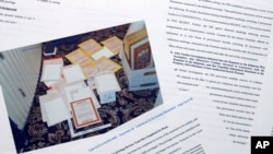 Dokumenta koja je Sekretarijat za pravosuđe podnio sudu u slučaju zaplijene povjerljivog materijala na imanju bivšeg predsjednika Donalda Trampa na Floridi (Foto: AP/Jon Elswick)