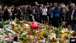 英国公众在皇宫前摆满献花悼念女王，形成一片花海