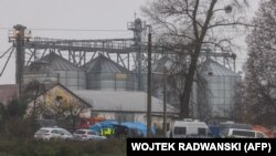 Polisi menyelidiki lokasi di mana serangan rudal menewaskan dua orang di desa Przewodow, Polandia timur.