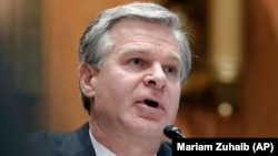 Direktur Biro Penyelidik Federal AS (FBI) Christopher Wray memperingatkan ancaman pencurian teknologi AI oleh China dan negara-negara musuh AS (foto: dok).