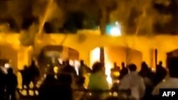 Foto yang diambil dari video di media menunjukkan demonstran di bagian barat Iran telah membakar rumah leluhur pendiri Republik Islam Iran Ayatollah Ruhollah Khomeini, sosial hari Jumat (18/11). 