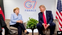 Nemačka kacelarka Angela Merkel i američki predsednik Donald Tramp na samitu grupe G7 u francuskom gradu Bijaricu. 24. - 26. avgusta (Foto: AP)