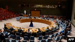 资料照片：联合国秘书长古特雷斯和其他人参加一次有关阿富汗局势问题的安理会会议。(2021年8月16日)