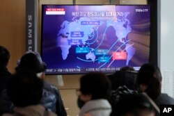 Sebuah program berita yang melaporkan peluncuran rudal Korea Utara di Stasiun Kereta Api Seoul di Seoul, Korea Selatan, 4 November 2022. (Foto: AP)