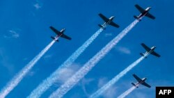 2023年6月5日印度尼西亚海军飞机在第4次多边海军演习科莫多开幕期间表演