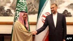 Menteri Luar Negeri Iran Hossein Amir-Abdollahian (kanan) dan Menteri Luar Negeri Saudi Pangeran Faisal bin Farhan (kiri) bertemu di Beijing pada 6 April 2023. (Foto: via AFP)