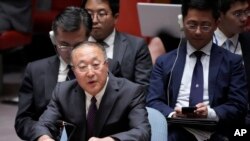 Duta Besar China untuk PBB Zhang Jun berbicara dalam pertemuan Dewan Keamanan PBB di markas PBB di New York, pada 13 Juli 2023. (Foto: AP/Mary Altaffer)