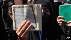 Seorang pengunjuk rasa mengangkat Al-Qur'an saat melakukan protes terkait pembakaran Al-Qur'an di Swedia, di depan Kedutaan Besar Swedia di Teheran, Iran, Jumat, 30 Juni 2023. (Foto: AP)