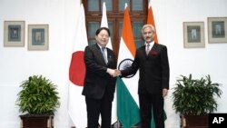 Menteri Luar Negeri India S.Jaishankar berjabat tangan dengan Menteri Luar Negeri Jepang Yoshimasa Hayashi (kiri), menjelang pertemuan mereka di New Delhi, India, Kamis, 28 Juli 2023. (Twitter S.Jaishankar via AP)