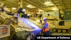 ამერიკელი ჯარისკაცები "ბრედლის" ტიპის ტანკებს უკრაინაში გასაგზავნად ამზადებენ. ჩარლსტონი, სამხრეთ კაროლინის შტატი, აშშ. 25 იანვარი, 2023 წ. 