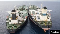 Kapal tanker Iran, MT Arman 114, dan kapal MT S Tinos berbendera Kamerun, terlihat sedang melakukan transfer minyak dari kapal ke kapal tanpa izin, menurut Badan Keamanan Maritim Indonesia (Bakamla), dekat Laut Natuna Utara, 7 Juli 2023 dalam foto yang dirilis 11 Juli 2023.
