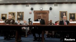 美国国防部长奥斯汀（中）与美军参谋长联席会议主席马克·米利（左）在国会听证会上。(2023年3月23日)