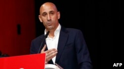FILE -Presiden RFEF Luis Rubiales berpidato pada sidang umum luar biasa federasi tersebut di Las Rozas de Madrid, 25 Agustus 2023. (Eidan RUBIO / RFEF / AFP)