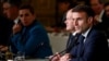 Presiden Prancis Emmanuel Macron menyampaikan pidato untuk membuka pertemuan yang digelar sebagai bentuk dukungan terhadap Ukraian di Paris, pada 26 Februari 2024. (Foto: Reuters/Gonzalo Fuentes)