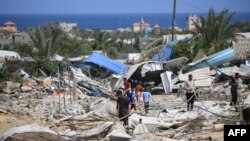 Orang-orang Palestina mencari barang-barang pribadi yang masih bisa diselamatkan menyusul serangan Israel di wilayah Al-Mawasi di Rafah, di selatan Jalur Gaza, 29 Juni 2024, di tengah konflik antara Israel dan gerakan Hamas Palestina. (Foto: Eyad Baba/AFP)