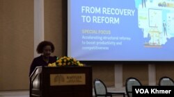 អ្នកស្រី ម៉ារីយ៉ាម​ សាលីម​ នាយក​គ្រប់​គ្រង​នៃ​ធនាគារ​ពិភពលោក​ប្រចាំ​នៅ​កម្ពុជា​ថ្លែង​សុន្ទរកថា​ក្នុងពិធីប្រកាសចេញផ្សាយ​របាយការណ៍​ស្តីពីបច្ចុប្បន្នភាព​សេដ្ឋកិច្ច​របស់​កម្ពុជា​ ទីក្រុង​ភ្នំពេញ​ ថ្ងៃទី​២២ ខែវិច្ឆិកា​ ឆ្នាំ​២០២៣។ (ហ៊ុល រស្មី/វីអូអេ)​