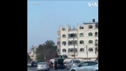 加沙居民闯入联合国仓库和分发中心拿取粮食和其他生活用品 加沙居民闯入联合国仓库和分发中心拿取粮食和其他生活用品