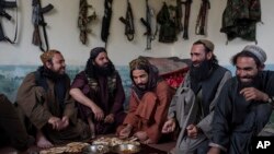 FILE - Pejuang Taliban menikmati makan siang di dalam rumah yang digunakan sebagai pos pemeriksaan darurat di provinsi Wardak, Afghanistan, Kamis, 22 Juni 2023. (AP/Rodrigo Abd)