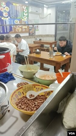 王创在义乌开的牛肉面馆 (王创提供)